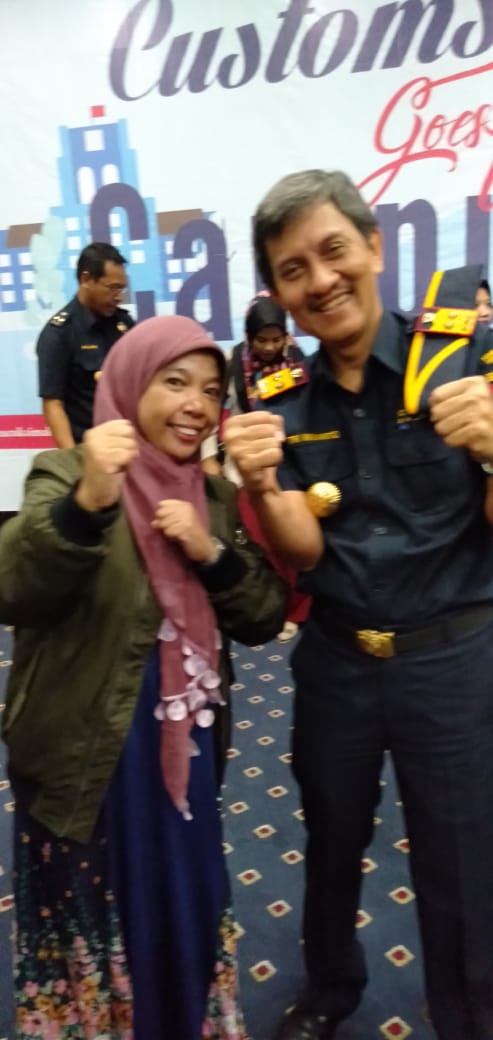 Sekertaris Prodi Kessos foto bersama Kepala Beacukai Makassar